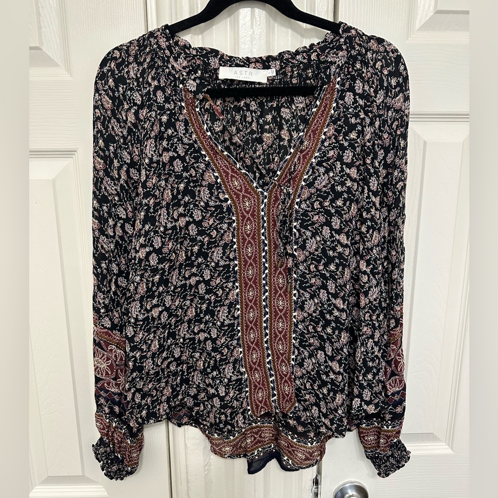 Astr the Label Clara Peasant Boho Smocked Top